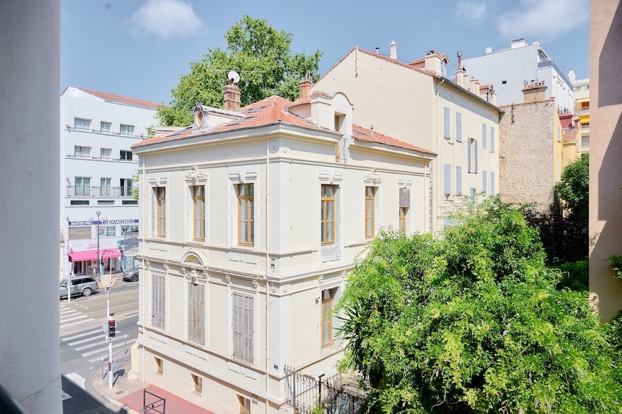 Rent a cozy 3 bedroom apartment in Cannes (Boulevard Carnot)